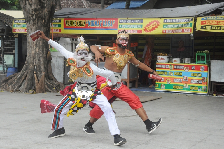 GORO-GORO: Pertunjukan wayang orang di jalanan yang bertujuan mengkampanyekan masyarakat untuk mencintai wayang orang.