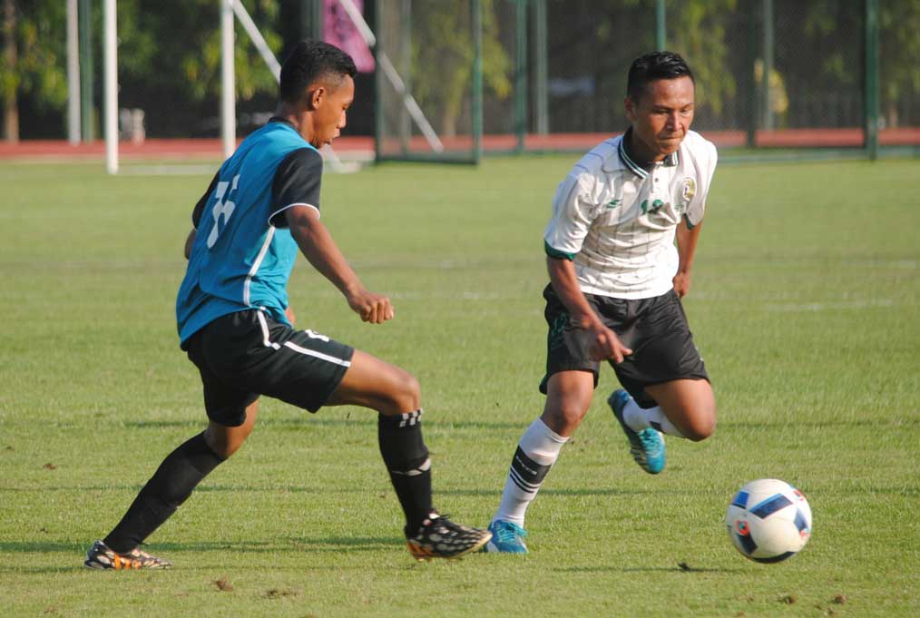 SERU: Pertandingan PSS Sleman U-17 saat mengalahkan Tim UNY dalam lanjutan Piala Suratin DIJ 2016.(foto:RIZAL SETYO NUGROHO/RADAR JOGJA)