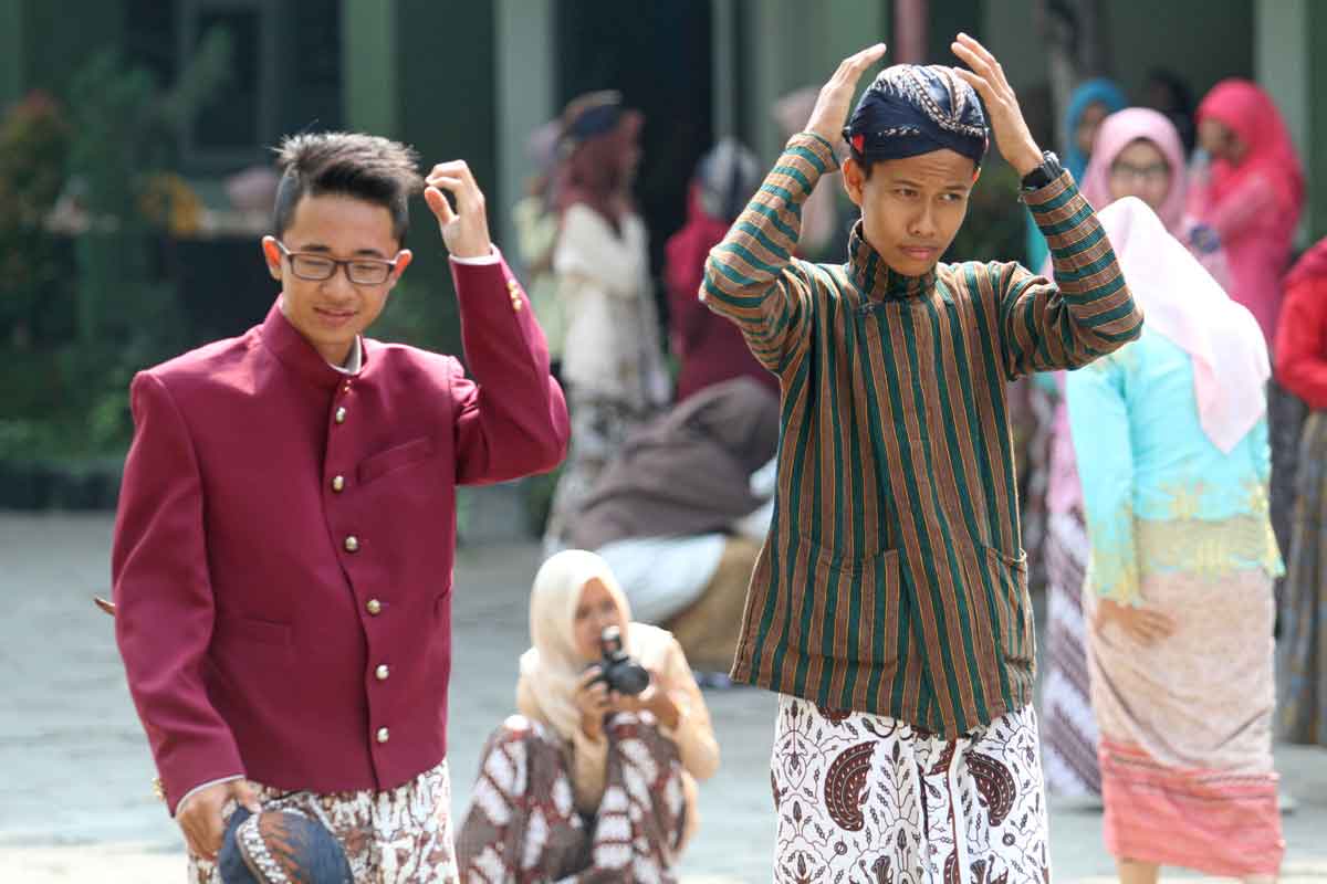 BUSANA DAERAH: Sejumlah pelajar MAN Godean beraktivitas di sekolah mengenakan busana tradisional Jawa, Rabu (31/8). Mereka memperingati Pengesahan UU No. 13 Tahun 2012 tentang Keistimewaan DIJ.(Foto:GUNTUR AGA TIRTANA/RADAR JOGJA)