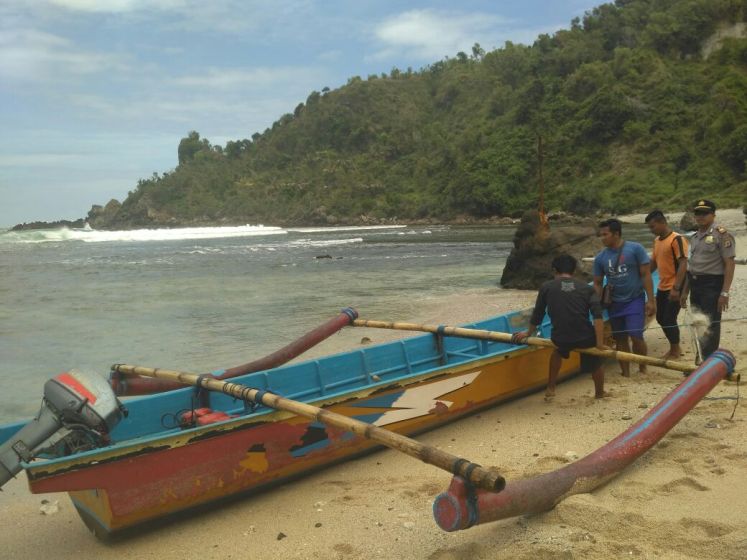 SIBUK:Tim SAR bersama dengan kepolisian bahu membahu mencari korban hilang digulung ombak Pantai Wediombo, Jepitu, Girisubo.
