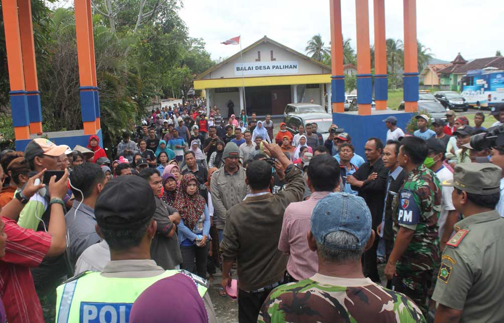 RESAH: Warga Palihan, Temon mendatangi balai desa melakukan mediasi dengan pemilik karaoke. (Foto:HENDRI UTOMO/RADAR JOGJA)