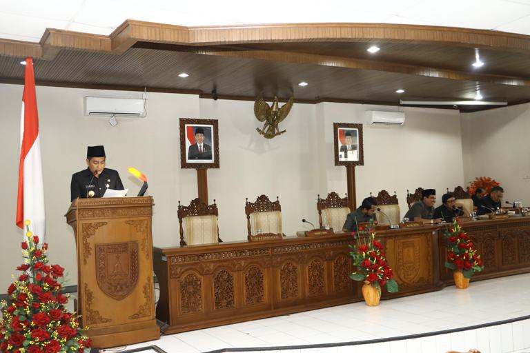 CEPAT: Bupati Magelang Zaenal saat berpidato di depan wakil rakyat.
