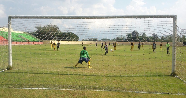 TELAK: Salah satu pemain  Ponpes PPTQ Sabilillah Wonosobo berkesempatan mendapat tendangan penalti.