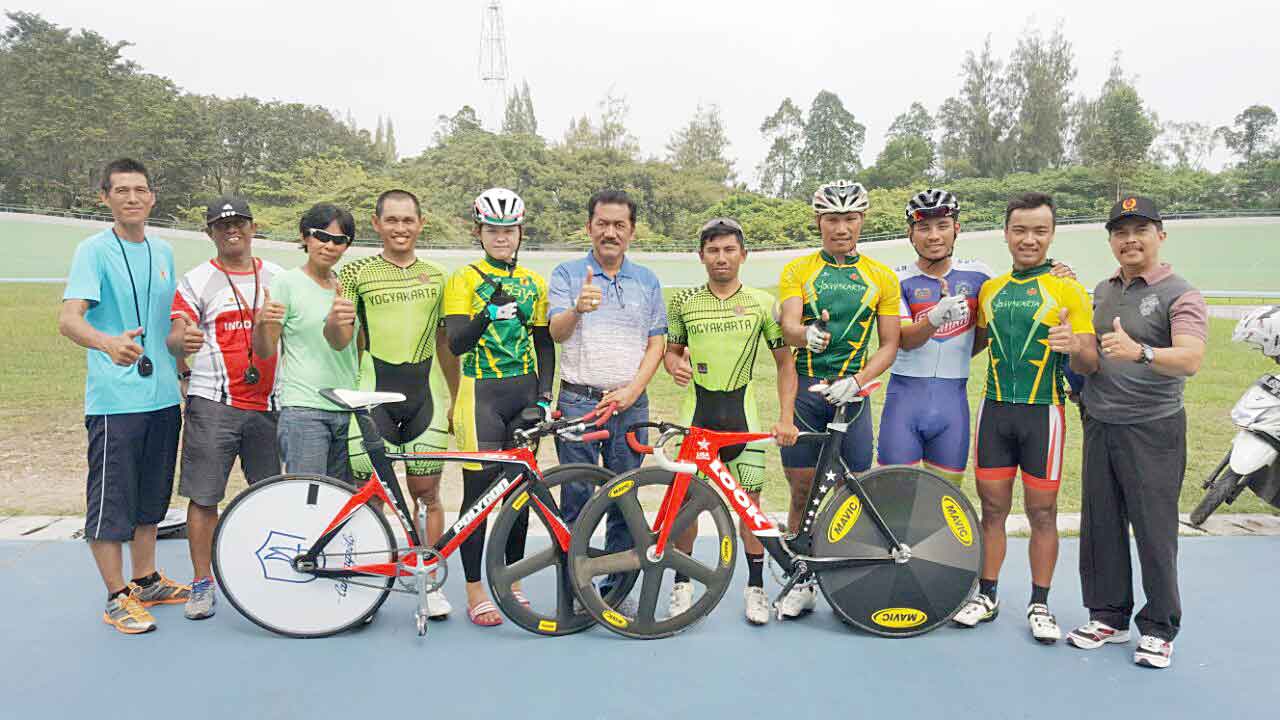 PERCAYA DIRI : Rombongan pengurus KONI DIJ bersama para atlet dan pelatih balap sepeda di velodrom kompleks Stadion Manahan, Solo.(Foto:DEWI SARMUDYAHSARI/RADAR JOGJA)