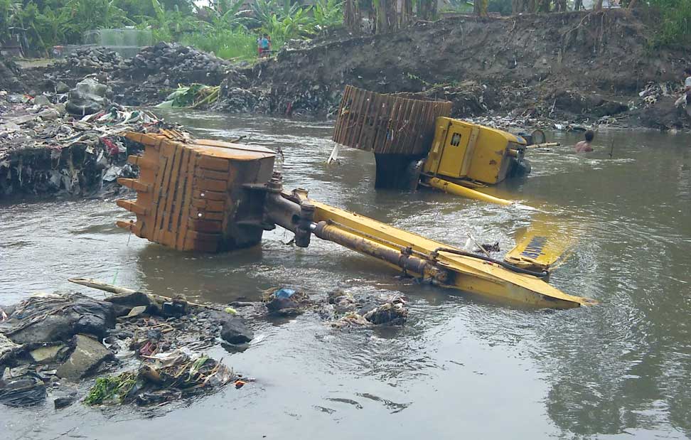 HANYUT: Satu unit backhoe  proyek bendungan di Dusun Pandeyan, Bangunharjo, Sewon hanyut terbawa arus banjir kiriman dini hari kemarin (21/9). (Foto:ZAKKI MUBAROK/radar jogja)