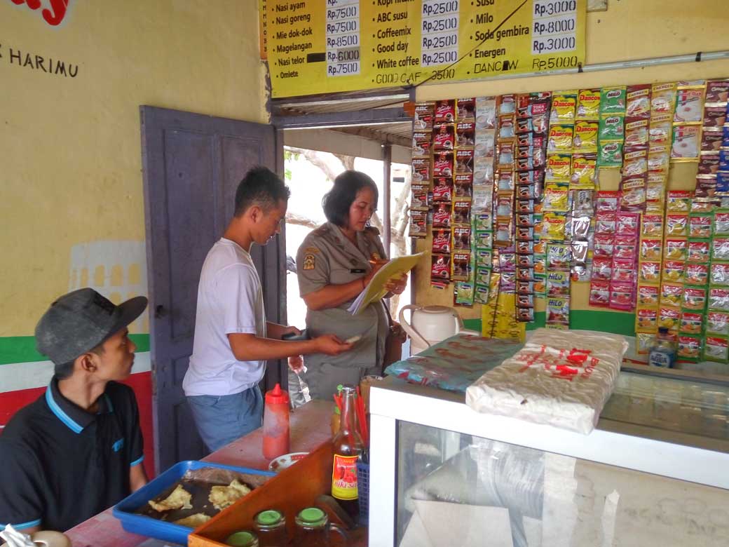 BOLOS SEKOLAH: Siswa yang kedapatan membolos dan nongkrong di warung burjo di kawasan Umbulharjo terjaring razia, kemarin (19/9).