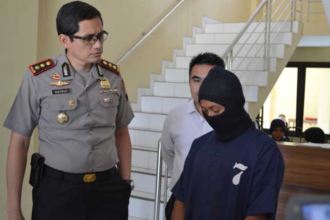 TEGANYA: Kapolres AKBP Satrio Wibowo meminta keterangan AW, 35, pelaku pencabulan anak kandungnya, di Aula Mapolres Purworejo, kemarin (26/9).