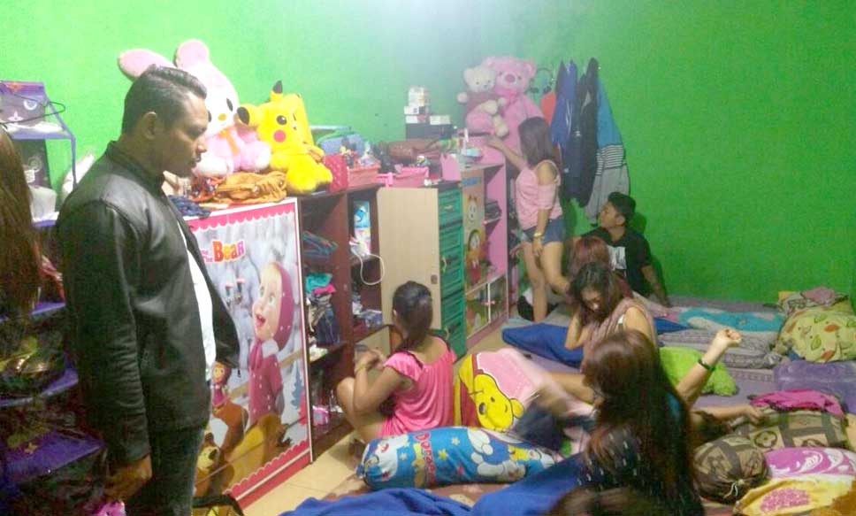 DIRAZIA: Kepolisan dari Satnarkoba Polres Kulonprogo merazia salah satu karaoke di wilayah Temon, kemarin (27/9).