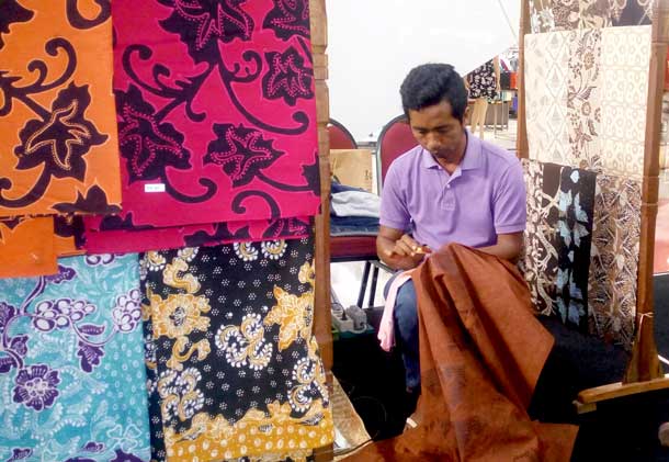 ANGKAT POTENSI BATIK: Pameran batik di Artos Mall mulai kemarin (25/9) hingga 25 Oktober mendatang. Selain pameran, ada juga fashion show hingga live nyanting batik.