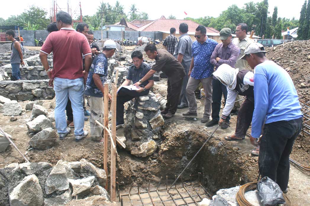 CEK LAPANGAN: Sejumlah anggota Komisi C DPRD Bantul mengamati langsung pelaksanaan proyek pembangunan Pasar Angkruksari.