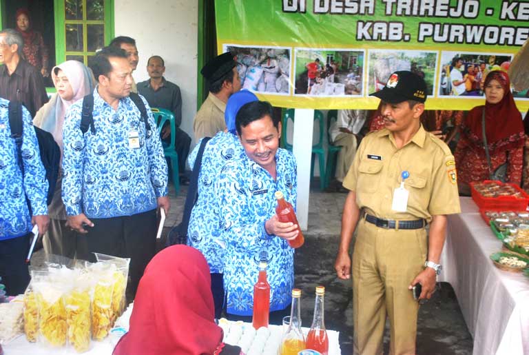 WAKIL PURWOREJO: Camat Loano Jainudin mendampingi tim penilai saat kunjungan lapangan di Desa Trirejo, Loano, dalam Lomba Bersih Sehat (LBS) Tingkat Jawa Tengah kemarin (19/9).