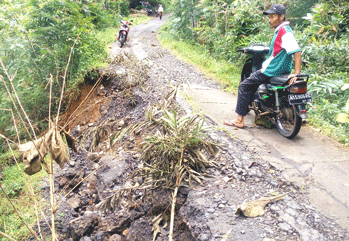 RAWAN LONGSOR : sebagaian aspal dan pondasi jalan jalur alternatif penghubung desa margoyoso,salaman,magelang dan mayungsari,bener,purworejo longsor setelah tergerus air hujan,rabu(28/9)