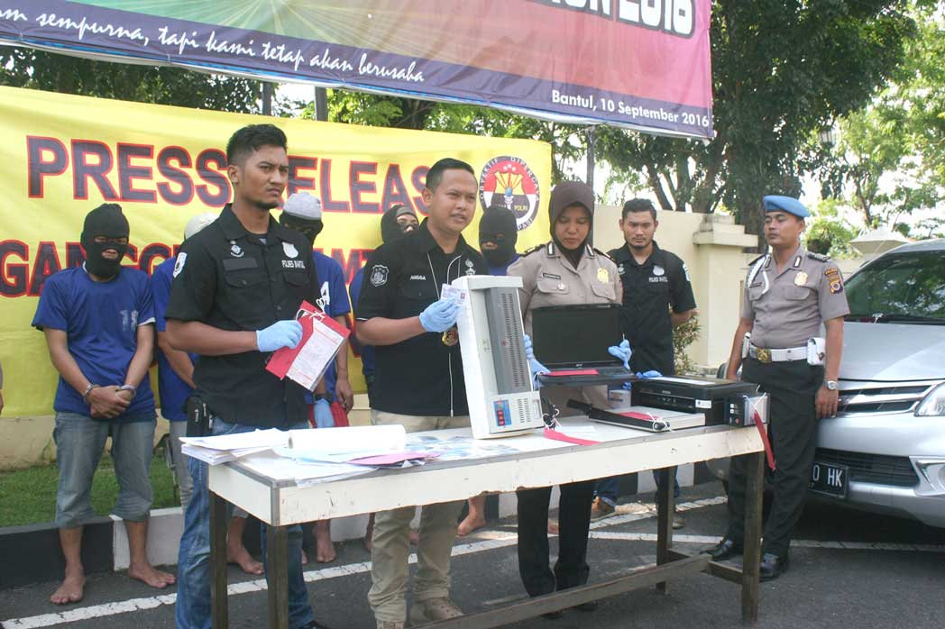 TERBONGKAR: Kasat Reskrim polres Bantul AKP Anggaito Hadi Prabowo menunjukkan alat laminating yang digunakan para pelaku untuk membuat KTP palsu.