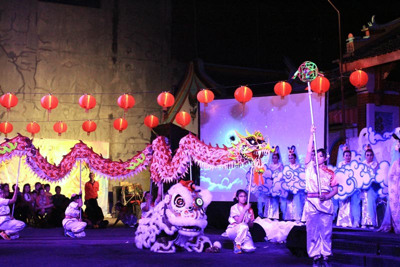 TIONG CIU: Penari Liong Putri Hoo Hap Hwee saat unjuk gigi pada perayaan Tiong Ciu di Klenteng Poncowinatan, Kota Jogja, Kamis (15/9) malam. Tiong Ciu adalah Hari Raya Pertengahan Musim Gugur bagi warga keturunan Tionghoa.  (Foto:Setiaky A. Kusuma/Radar J