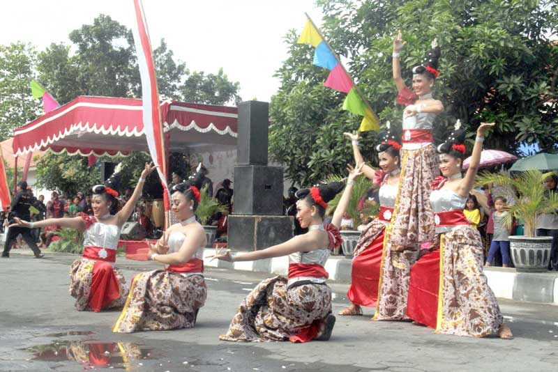 ATRAKTIF: Enam penari unjuk gigi saat tampil pada gelaran Festival Kesenian Yogyakarta di Bantul kemarin (1/9).(Foto: Setyaki/RADAR JOGJA)