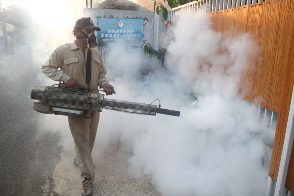 BAGIAN ANTISIPASI: Fogging atau pengasapan dilakukan sebagai salah satu upaya memberantas nyamuk penyebab demam berdarah. (Foto: SETIAKY A. KUSUMA/RADAR JOGJA)