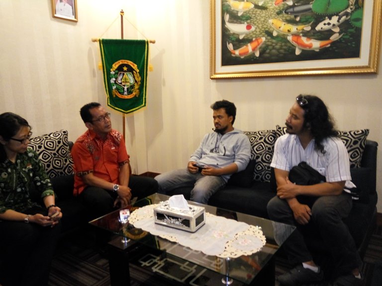 KUNJUNGAN: Dari kiri, Yosephine Carmelita, Yunianto Dwisutono, Eri Susanto, dan Fritqi Suryawan.(Heru Setiyaka/Radar Jogja Online)