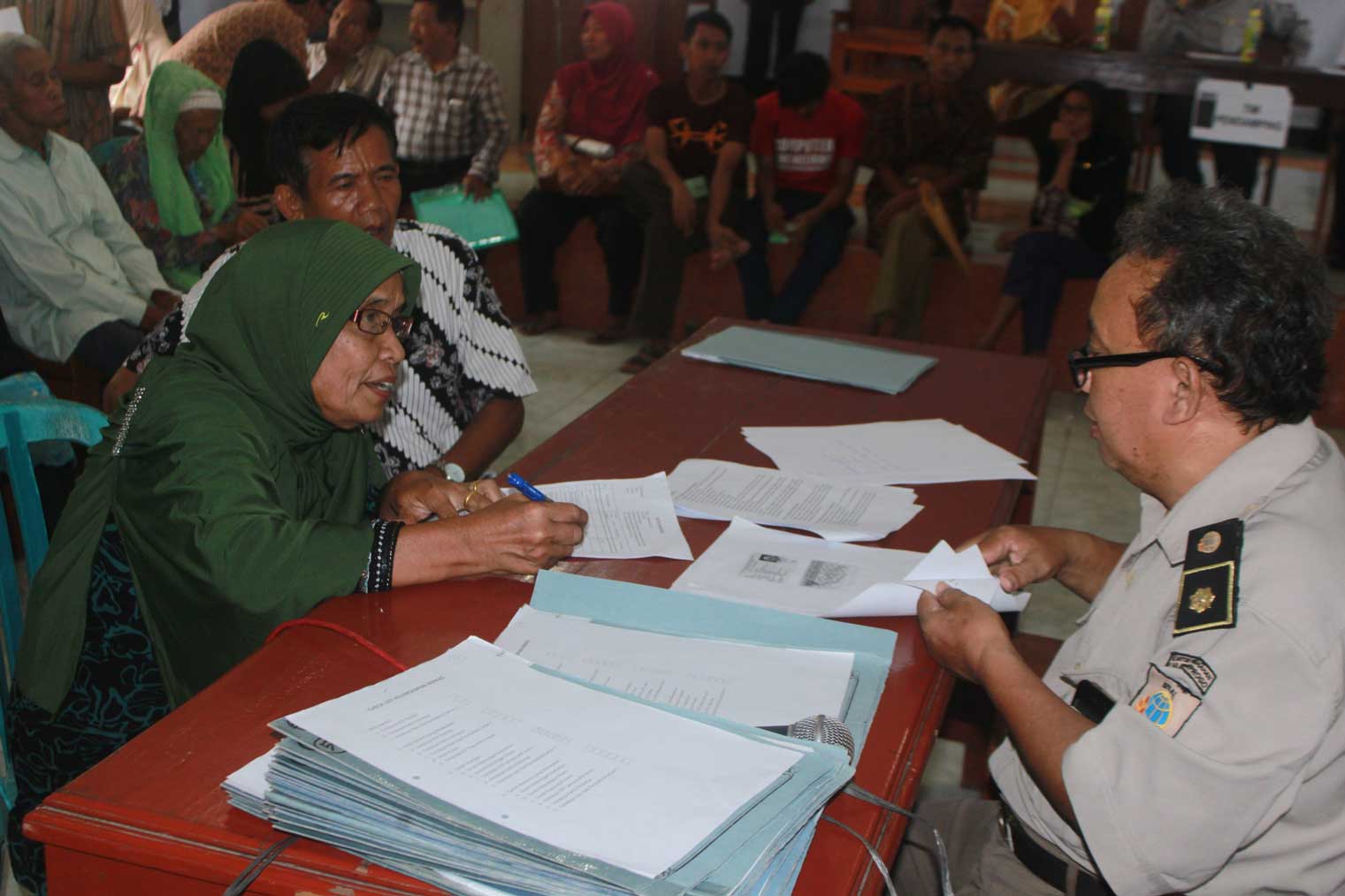 DITERUSKAN: Pembayaran ganti rugi untuk warga terdampak bandara dilanjutkan kemarin. Pada Rabu (21/9) pembayaran dihentikan karena adanya perubahan kebijakan AP.(Foto:HENDRI UTOMO/RADAR JOGJA)