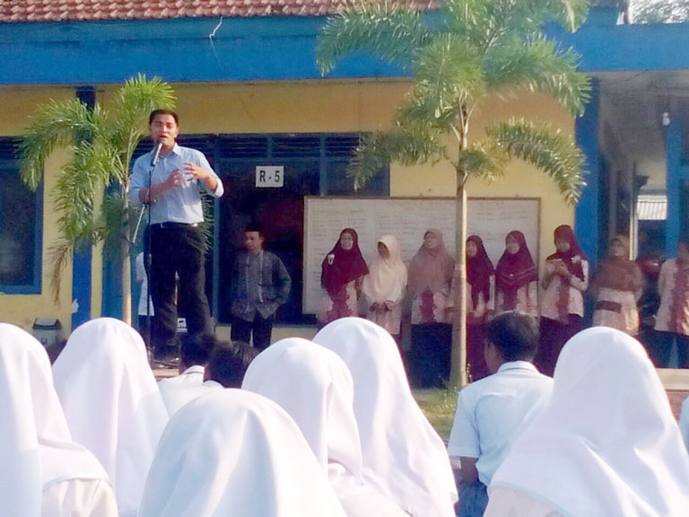 BERI MOTIVASI: Guru Bahasa Inggris dari Filipina, Maynard Villamer, saat memberikan semangat kepada peserta didik SMK Muhammadiyah Purwodadi, Purworejo, kemarin (8/9).(Foto:Budi Agung/Radar Jogja)