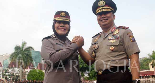 SALAM KOMANDO: Kombes Pol Anny Pudjiastuti melakukan salam komando dengan Kapolda DIJ Brigjen Pol Prasta Wahyu Hidayat, Rabu (31/8). (Foto: Setiaky A.Kusuma/Radar Jogja Online)