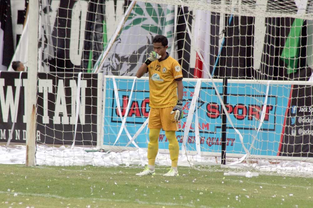 PENGALAMAN : Kiper PSS Sleman Agung Prasetyo saat laga PSS kontra Madiun Putra Sabtu (27/8). Dia akan mendapat pesaing jika Herman Batak merapat ke Maguwoharjo International Stadium (MIS).(Foto:SETIAKY A KUSUMA/RADAR JOGJA)