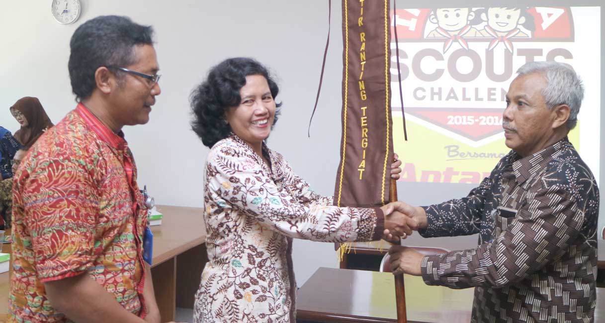 APRESIASI: Kepala Disdikpora Sleman Arif Haryono (kanan) menyerahkan penghargaan kepada perwakilan kwartir ranting terbaik di sela sosialisaasi ISC 2015-2016 kemarin (1/9).(Foto:Dwi Agus/RADAR JOGJA)