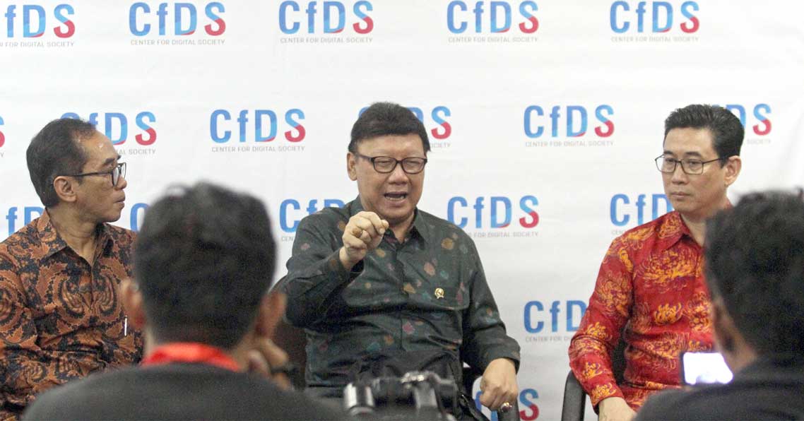 SMART CITY:Mendagri Tjahjo Kumolo saat berbicara konsep Smart City di UGM kemarin (7/9). Kemendagri menggandeng UGM dan PT Microsoft untuk membangun kawasan cerdas di 538 daerah di Indonesia.(Foto:GUNTUR AGA T/RADAR JOGJA)