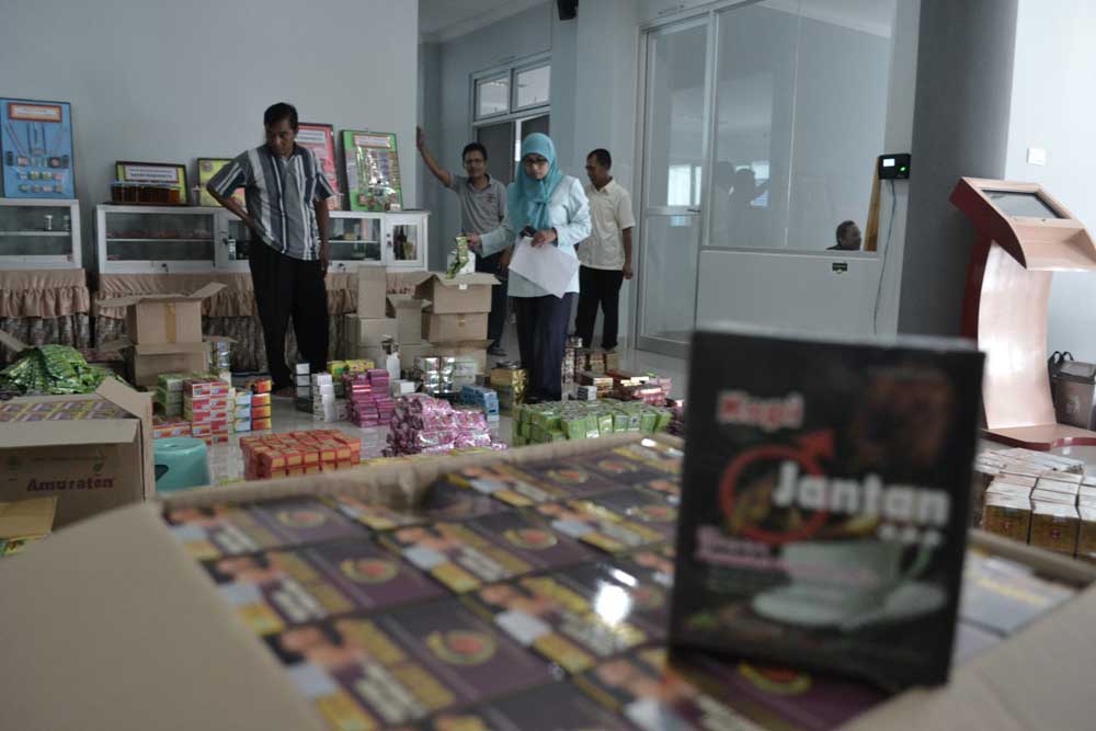 LABEL PALSU: Sebanyak 25.207 dus obat dari 109 item tidak berizin disita oleh BBPOM DIJ di gudang yang berada di Rejowinangun, Kotagede, Jogja.(Foto:SETIAKY A. KUSUMA/RADAR JOGJA)