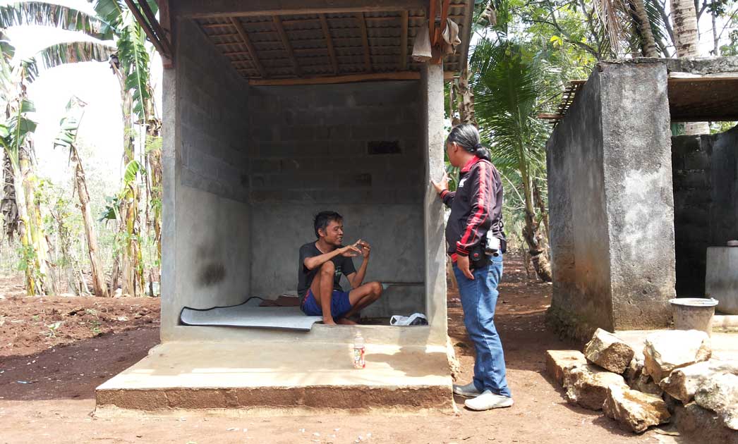 DITANGANI: Karena mengalami gangguan jiwa dan membahayakan orang lain, seorang warga di Gunungkidul dipasung keluarganya.(Foto:GUNAWAN/RADAR JOGJA)