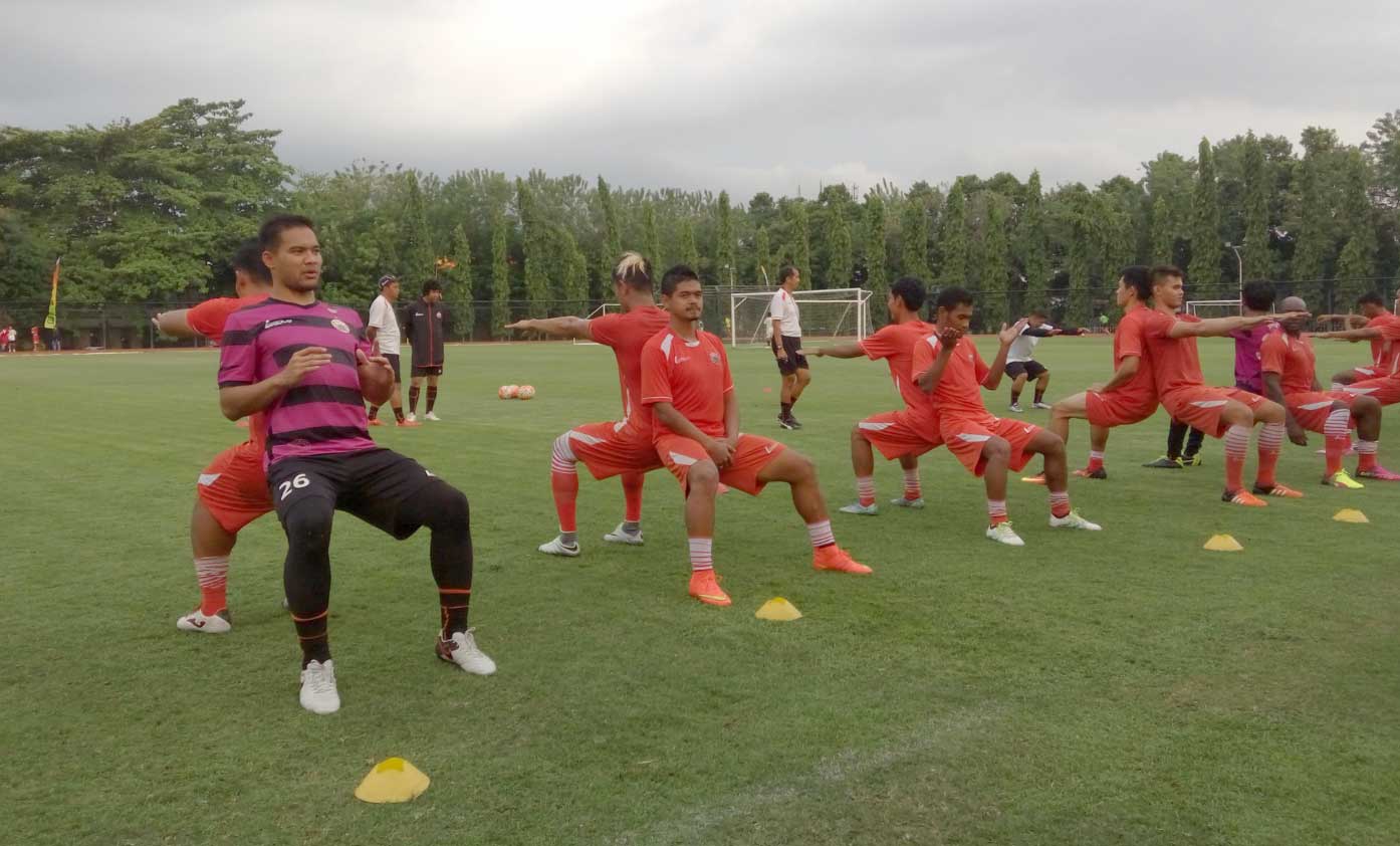 SANTAI : Skuad Persija Jakarta melakoni training camp di Lapangan UNY. Selama di Jogjakarta, Bambang Pamungkas dkk akan melakukan uji coba dengan klub-klub DIJ. Salah satunya dengan PSS Sleman.(Foto:RIZAL SETYO NUGROHO/RADAR JOGJA)