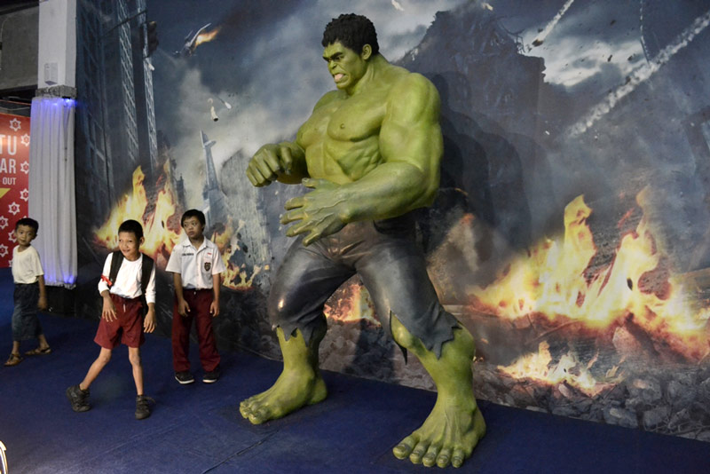 SUPER HERO: Selain foto dengan patung tokoh-tokoh dunia, anak-anak difabel dan yatim piatu yang diundang ke De Mata dan De Arca Museum juga girang bisa berfoto dengan patung super hero seperti Hulk ini.(Foto:Setiaky A. Kusuma/Radar Jogja)