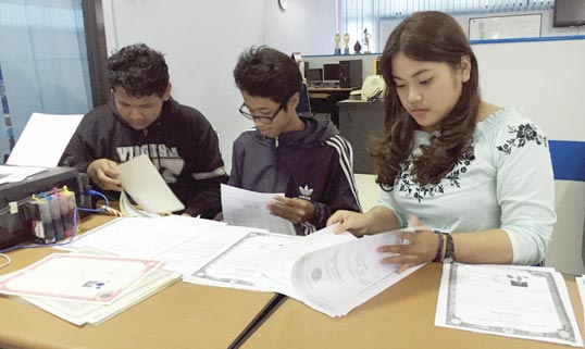 ELITI DOKUMEN:Siswa SMPN 3 Jogjakarta melengkapi persyaratan Junio JRBL 2016 Jogja Series, kemarin. JRBL akan digelar 8-15 Oktober 2016 di GOR UNY. Diikuti 32 tim basket SMP se-Jogjakarta.(Foto:Rinin Oktaviani/Zetizen)