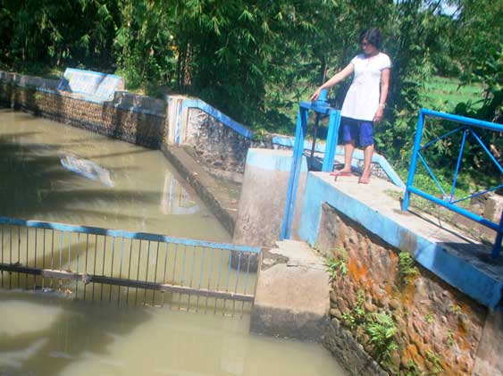 DI SITU LHO: Warga menunjukkan lokasi temuan mayat bayi di pintu air Bendung Mranti, Purworejo, kemarin (16/9).(Budi Agung/Radar Jogja)