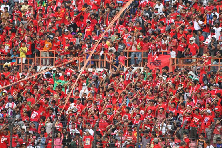 MEMORI : Antusiasme suporter Persiba Bantul seperti inilah yang dirindukan saat menyaksikan tim kesayangannya berlaga di Stadion Sultan Agung.(RADAR JOGJA FILE)