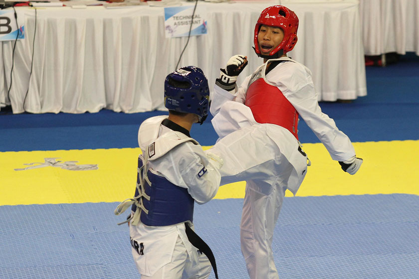 FIGHT : Penampilan Okky Indera yang turun di kelas -68 kg putra. Di babak final, Okky harus mengakui keunggulan taekwondoin tuan rumah Dinggo Ardian Prayogo. Okky harus puas dengan medali perak setelah kalah 4-16. (Foto: DEWI SARMUDYAHSARI/RADAR JOGJA)