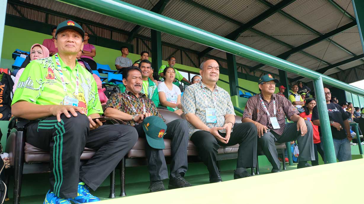 SUPPORT :Wagub DIJ KGPAA Paku Alam X didampingi Ketum KONI DIJ GBPH Prabukusumo, Ketua Kontingen DIJ Dr Or Mansur MS, dan Ketua Tim Sukses Kontingen DIJ Prof Rochmat Wahab menyaksikan tenis lapangan beregu putri.(Foto:DEWI SARMUDYAHSARI/RADAR JOGJA)