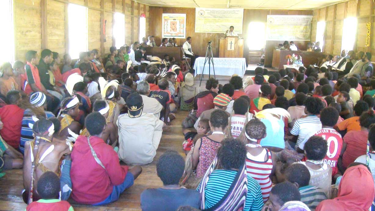 KHUSUK: Suasana penutupan Sidang Klasis XI Gereja Jemaat Reformasi Papua (GJRP) Klasis Bomela, Yahukimo, belum lama ini.(Foto:Humas Yalimo for Radar Jogja)