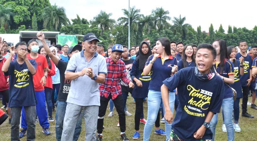SEHAT: Bupati Purworejo Agus Bastian di tengah komunitas Temon Holic saat digelar senam masal  Sakobahe di Alun-Alun Purworejo, kemarin (9/10). (Foto: Budi Agung/Radar Jogja)