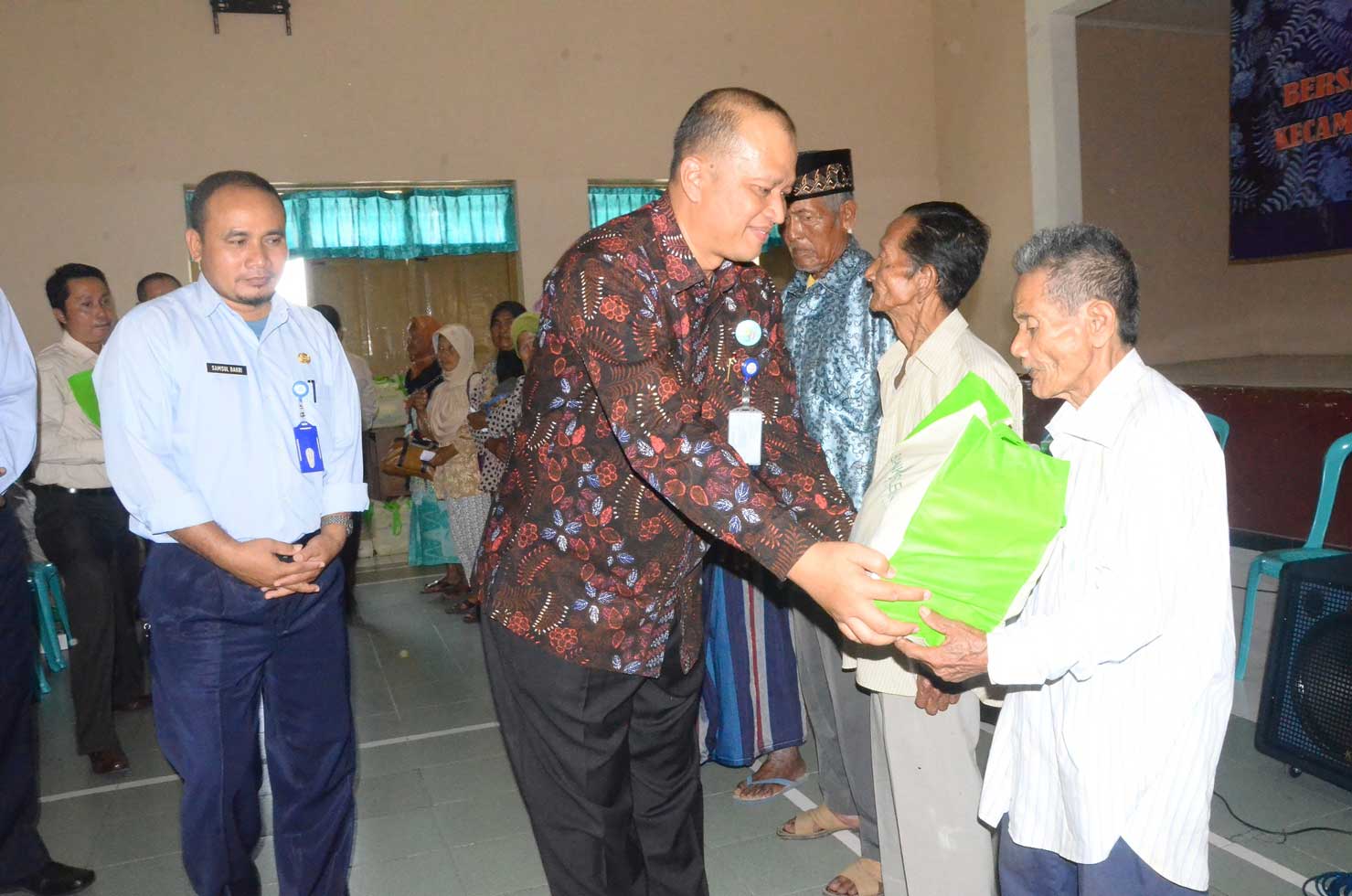 CSR: Direktur Bank Sleman Muh Sigit menyerahkan paket sembako kepada pewakilan warga Tamanmartani, Kalasan.(Foto:Dwi agus/radar jogja)