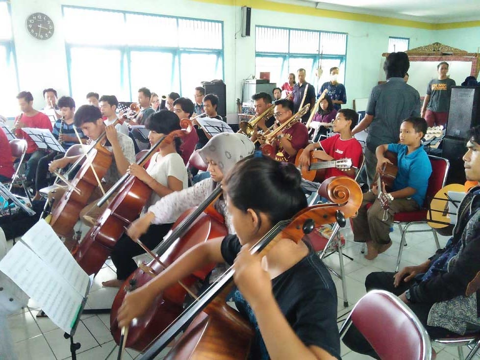 SEMANGAT: Group Orkestra Budi Mulia Dua (BMD) saat latihan untuk pertunjukan bertajuk Who’s the Superhero, kemarin (27/10). (Foto: JOKO WIBOWO/RADAR JOGJA)