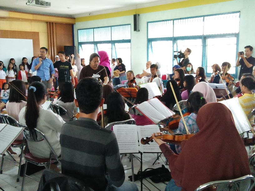 MENGHITUNG HARI: Grup Orkestra BMD yang beranggotakan seluruh siswa tingkat TK hingga SMA dan SMK berlatih sebelum tampil Sabtu (29/10) besok.