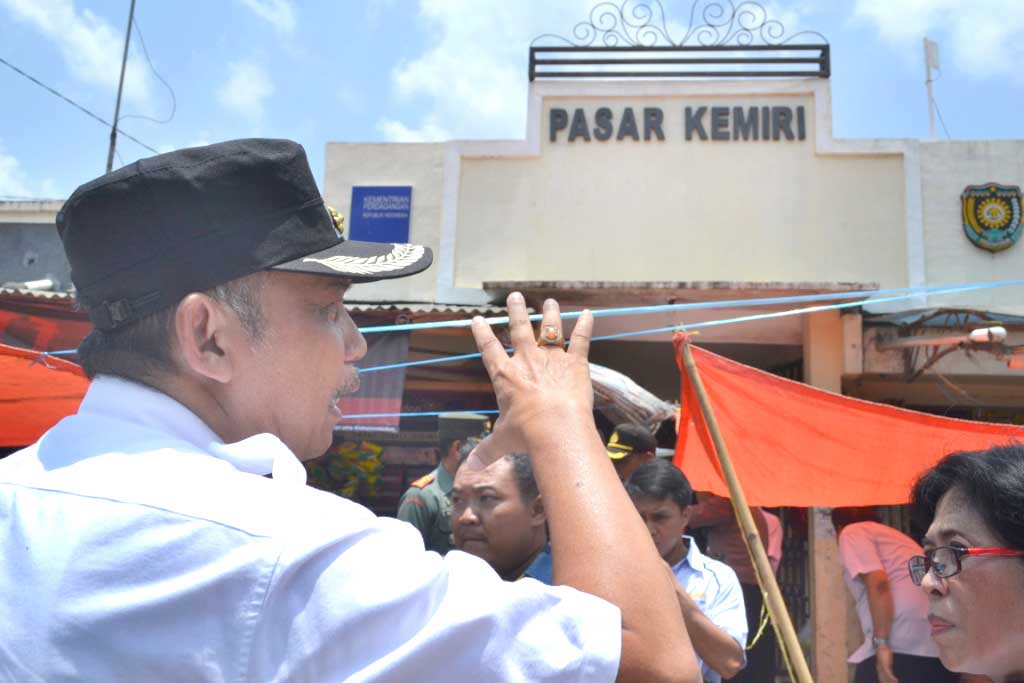 WAJAH: Bupati Purworejo Agus Bastian mengamati perwajahan Pasar Kemiri didampingi Kadiskoperindagpar Suhartini saat sidak kemarin (19/10).(Foto:Budi Agung/Radar Jogja)