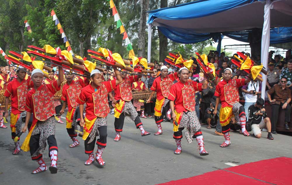MEMUKAU: Penampilan kontingan Purbalingga dalam Festival Budaya Menoreh di Alun-alun Wates kemarin (16/10).(Foto:HENDRI UTOMO/RADAR JOGJA)