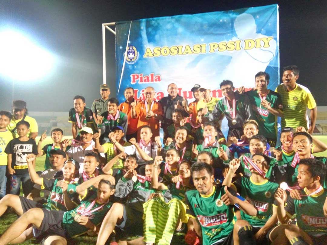 JUARA: Penggawa Gama FC usai memenangi laga final Linus 2016 DIJ di Stadion Sultan Agung Bantul, Sabtu (8/10).(Foto:Rizal setyo nugroho/radar jogja)