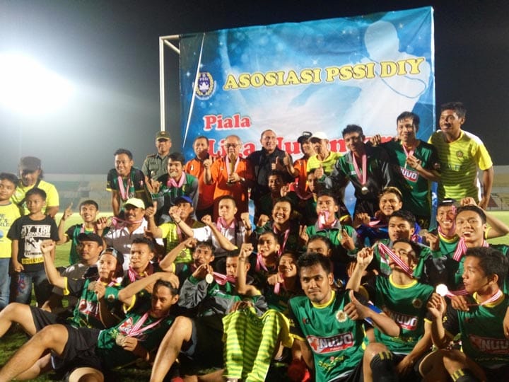 JUARA: Penggawa Gama FC usai memenangi laga final Linus 2016 DIJ di Stadion Sultan Agung Bantul, Sabtu (8/10). (Foto: Rizal Setyo Nugroho/Radar Jogja)