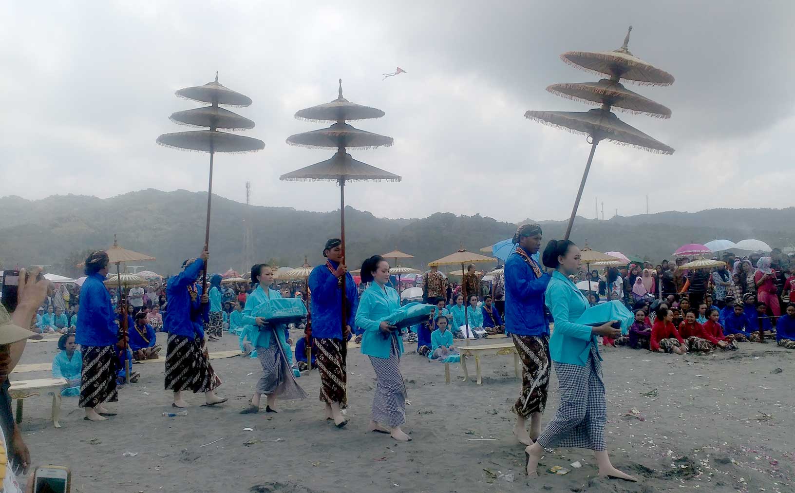 RUTIN 15 SURO: Ritual labuhan yang digelar Yayasan Hondodento di kawasan Pantai Parangkusumo, kemarin (16/10).(Foto:Zakki Mubarok/Radar Jogja)   