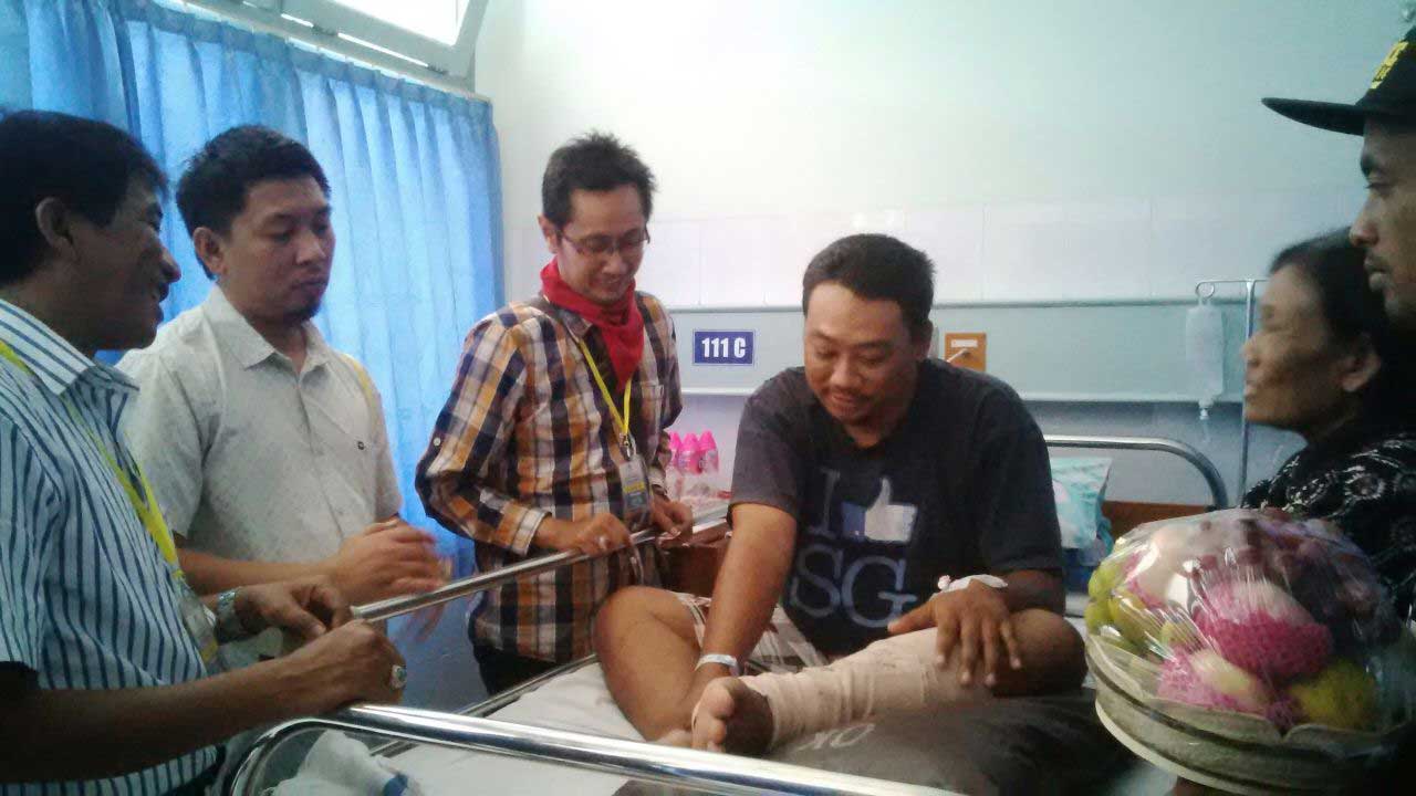 SEGERA SEMBUH: Manajemen PSIM saat membesuk suporter korban kerusuhan saat PSIM melawan PSCS, di RS Panti Rapih Jogja, kemarin (15/8).(Foto:Rizal SN/Radar Jogja)
