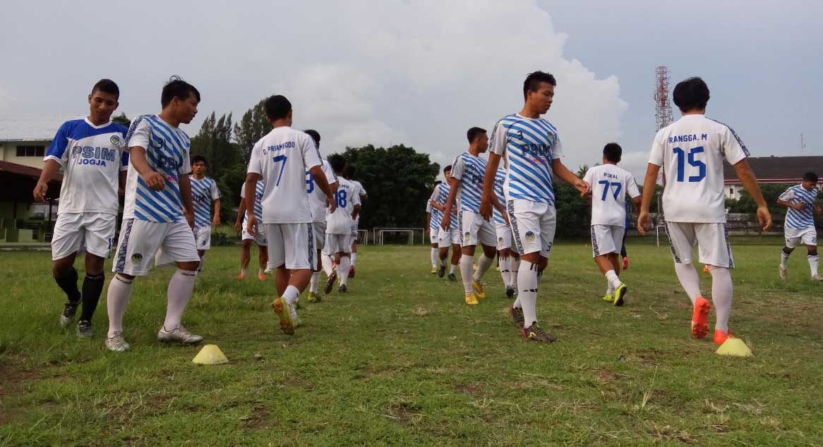 GENJOT FISIK: Skuad PSIM berlatih di Stadion Kridosono kemarin (4/10). Engkus Kuswaha (paling kiri) juga sudah ikut berlatih bersama tim.(Foto:Rizal SN/Radar Jogja)