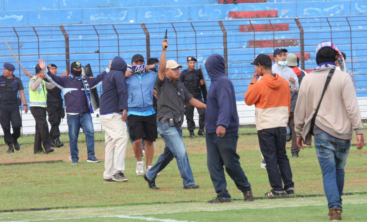 DOR..DOR: Petugas mengeluarkan tembakan peringatan untuk meredakan saat ricuh suporter dalam pertandingan PSIM versus PSCS di Stadion Sultan Agung (SSA), Bantul,  (15/10). (GUNTUR AGA/RADAR JOGJA)