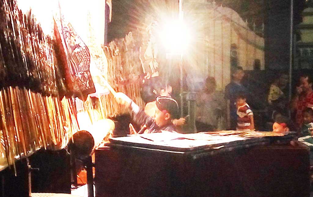 BERBAKAT: Dalang cilik Kulonprogo Ki Anom Hilmi Maulana Adi tampil pada penutupan Hari Jadi Ke-65 Kulonprogo (22/10).(Foto;HENDRI UTOMO/RADAR JOGJA)